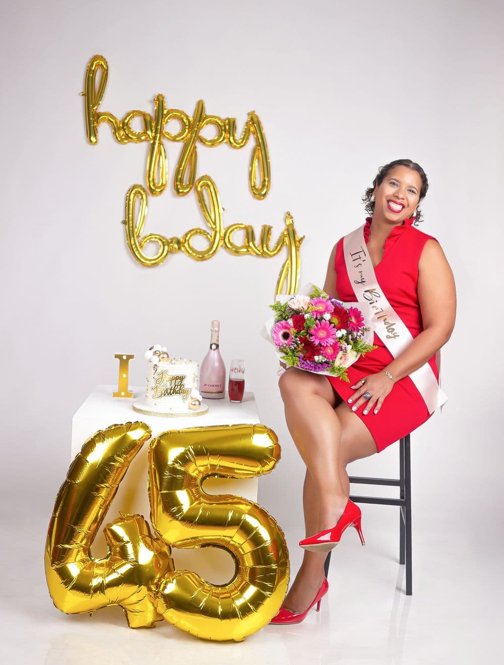 Celebración de 45 años con vestido rojo y flores