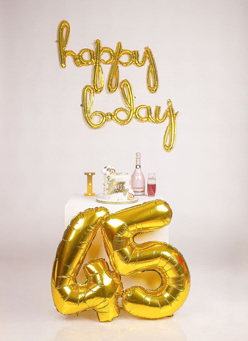 Decoración de cumpleaños con globos dorados