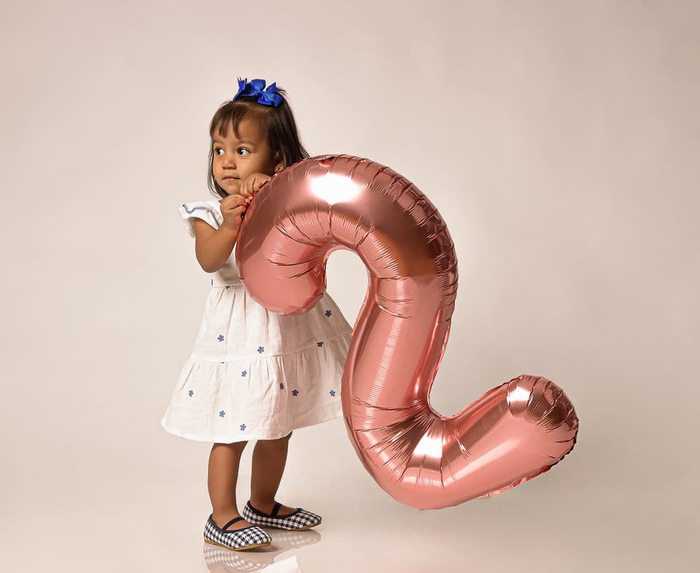 Niña celebrando su segundo cumpleaños