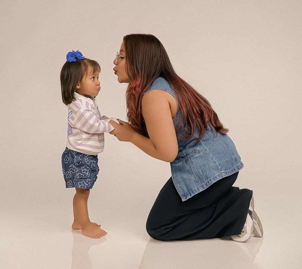 Madre e hija compartiendo un beso