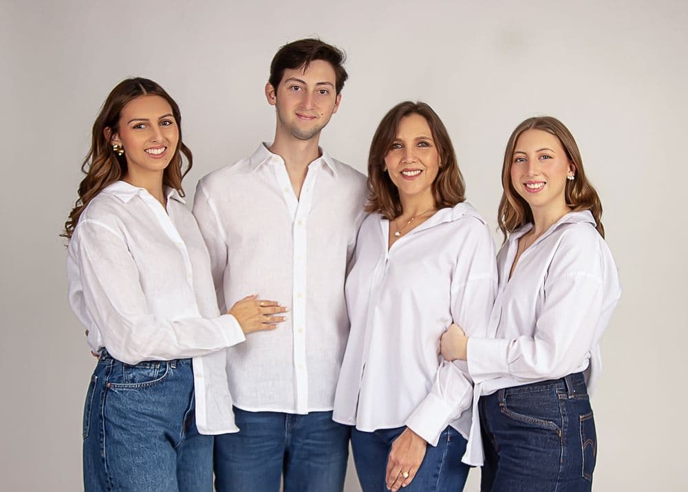 Familia vestida de blanco en estudio