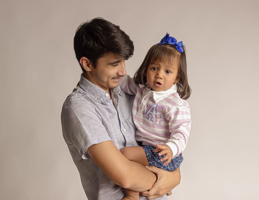 Padre con su hija en brazos