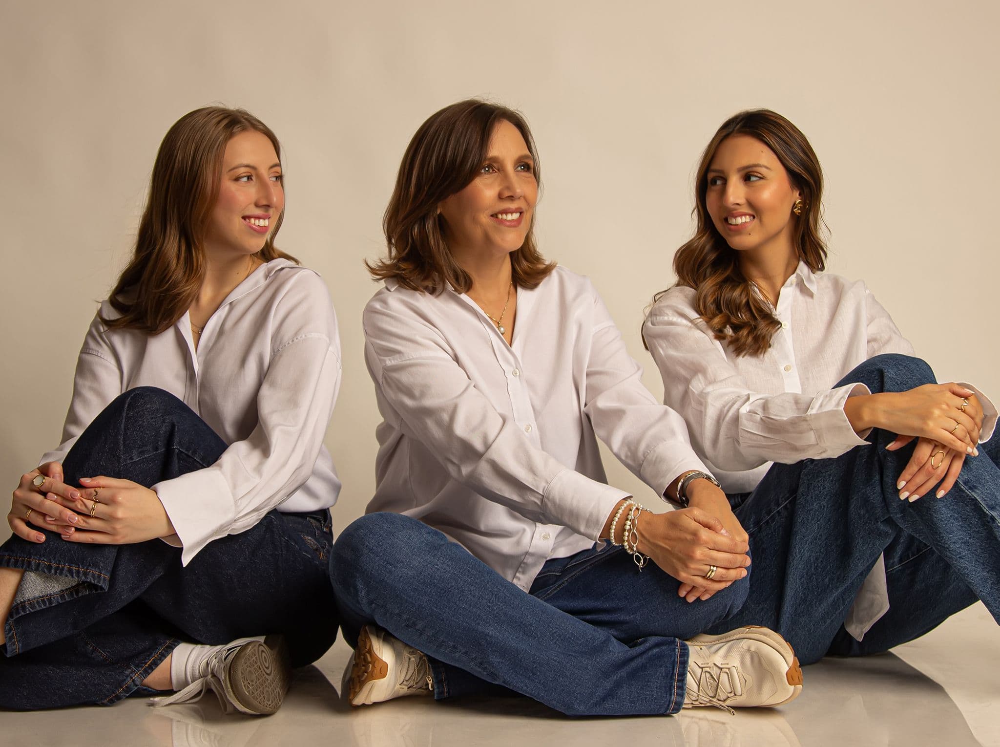 Retrato familiar de tres mujeres sentadas