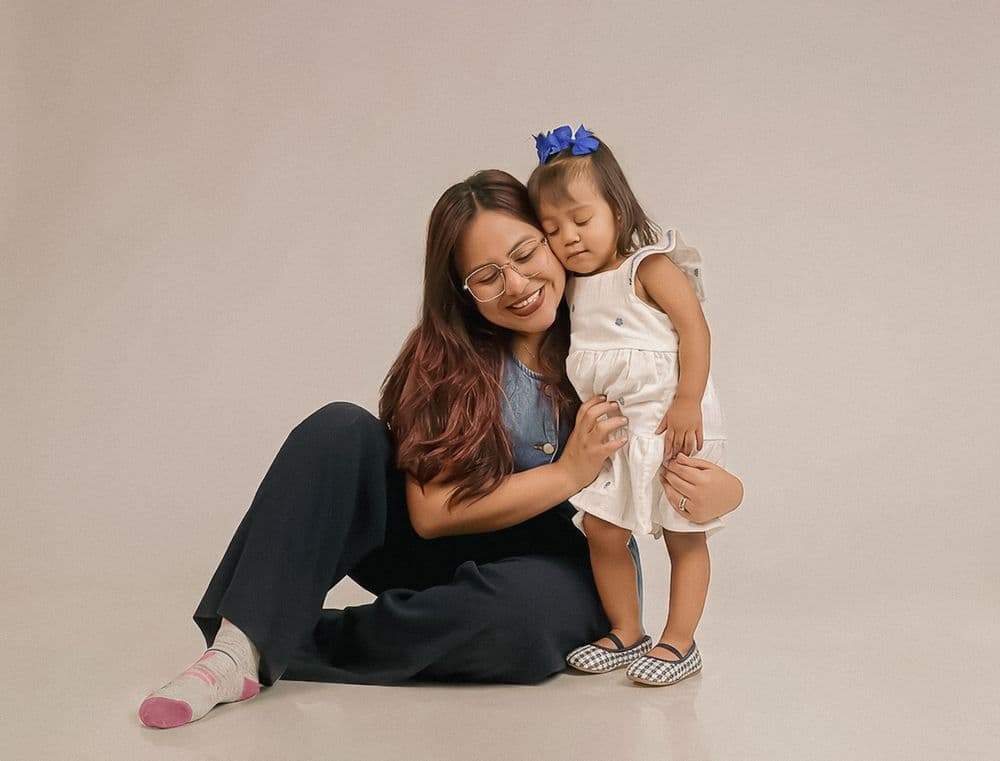 Madre abrazando a su hija