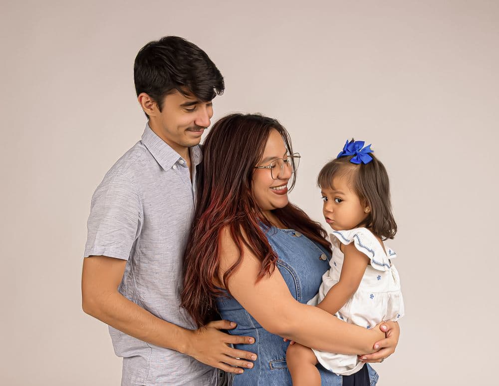 Padres con su hija en estudio