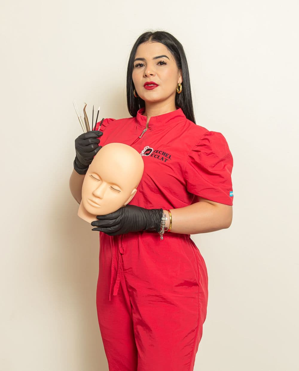 Retrato profesional con uniforme rojo y herramientas de trabajo