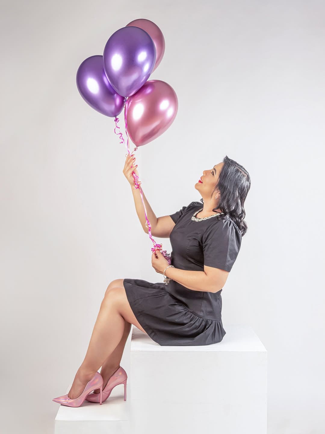 Sesión de cumpleaños con globos en tonos rosa y lila
