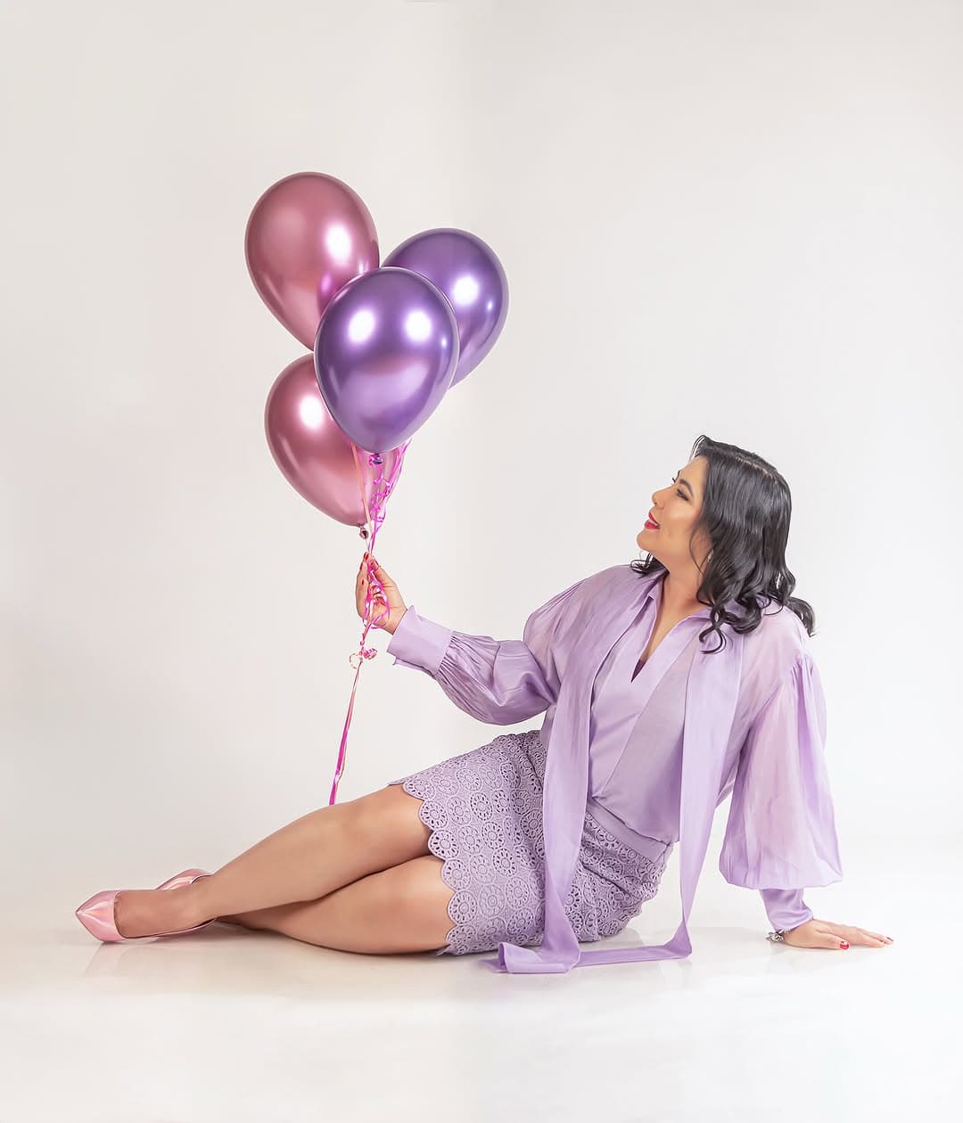 Retrato de cumpleaños elegante con globos decorativos