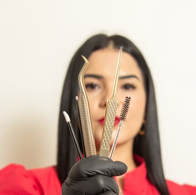 Retrato profesional mostrando herramientas de trabajo